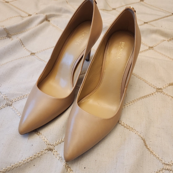 Michael Kors Nude Beige Pointed Toe Pumps Size 7M Studded Heel Leather - Picture 4 of 7